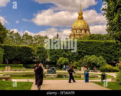 Sculptures d'Auguste Rodin autour d'un étang ornemental dans le jardin de sculptures du Musée Rodin et le Dôme des Invalides en arrière-plan à Paris Banque D'Images