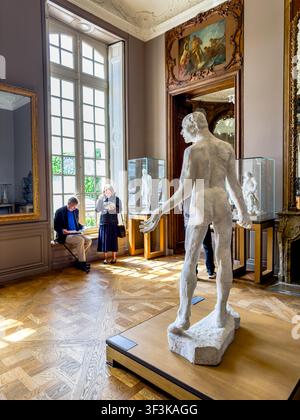 Un couple dans une salle du Musée Rodin, une collection de renommée mondiale d'œuvres d'Auguste Rodin dans le 7e arrondissement de Paris, France Banque D'Images