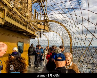 Des gens admirant la vue du sommet de la Tour Eiffel, qui s'élève à 276 mètres (906 pieds) au-dessus du sol à Paris, en France Banque D'Images