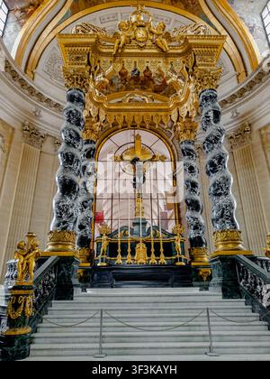 Le grand autel conçu par l'architecte Louis Visconti en 1842 entoure le tombeau de Napoléon dans le Dôme des Invalides Hôtel, national des Invalides, Paris Banque D'Images