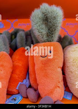Close up d'un jouet en peluche Jellycat en forme de carotte amuseable exposé dans un grand magasin à Paris, France Banque D'Images