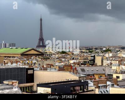 La Tour Eiffel par un jour orageux depuis La Terrasse, une galerie de toit en plein air au sommet des Galeries Lafayette, un grand magasin haut de gamme à Paris Banque D'Images