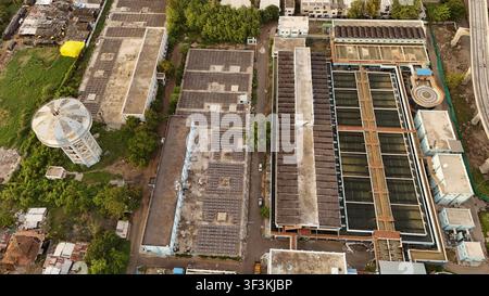 Vue aérienne par drone d'une grande usine de traitement des eaux usées avec infrastructure de traitement industriel de l'eau Banque D'Images