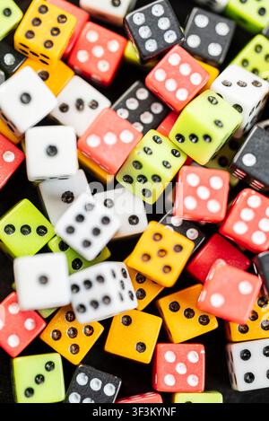 Fond abstrait présentant des centaines de cubes colorés symbolisant les mathématiques et le hasard Banque D'Images