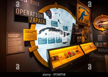 Exposition de la Baie des Cochons au Musée International du Renseignement | WASHINGTON D.C., États-Unis — Une carte de Cuba et de la Floride sert d’ancre à l’exposition « Opération Zapata » du Musée International du Renseignement, retraçant l’atterrissage raté de 1961 soutenu par la CIA à la Baie des Cochons. L’exposition expose les raisons de son échec sur quatre panneaux directs — une mauvaise planification, aucune résistance locale, une sécurité opérationnelle faible et un soutien politique chancelant — une étude de cas que le musée présente comme l’anatomie d’un échec d’action clandestine. Banque D'Images