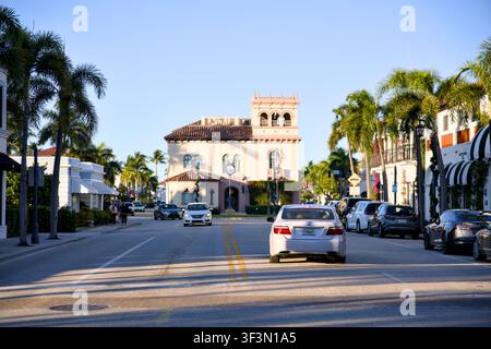 Avenue des Magasins Worth avec tour d'horloge emblématique Palm Beach Floride 1er janvier 2026 Banque D'Images
