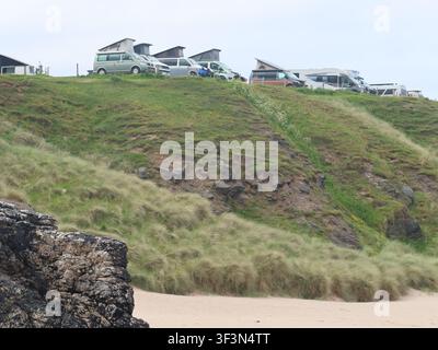 Le NC500 écossais : camping-cars, caravanes et fourgonnettes garés sur la pointe des falaises à Durness avec une vue spectaculaire sur la côte nord. Banque D'Images