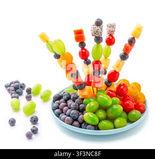 Brochettes de fruits frais colorées aux saveurs sucrées variées Banque D'Images