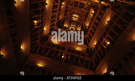 Intérieur en bois chaleureusement éclairé avec une structure de plafond détaillée vue d'en bas, Burning Man, Nevada, États-Unis Banque D'Images
