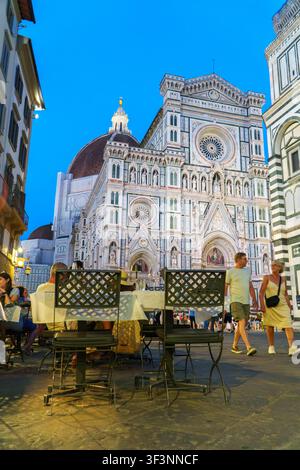 Florence, Toscane, Italie. 28 mai 2026. – Des gens dînant en plein air au coucher du soleil à Florence, en Italie, avec la magnifique cathédrale historique du Duomo illuminée Banque D'Images