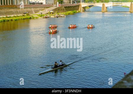 Florence, Toscane, Italie. 28 mai 2026. – Les gens profitent du rafting récréatif et de l'aviron professionnel sur l'Arno ensoleillé à Florence, en Italie, au milieu de Banque D'Images
