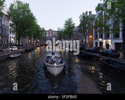 Maisons de canal traditionnelles reflétées dans l'eau le long de l'un des canaux historiques d'Amsterdam Banque D'Images