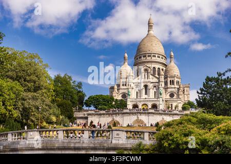Vue de la basilique du Sacré-Cœur de Montmartre depuis le bas de la colline à Paris, France Banque D'Images