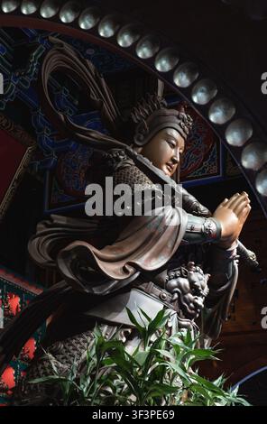 Chongqing, Chine - 11 jun 2026 - Capturé de profil alors qu'il regarde vers la droite, la magnifique sculpture du Bodhisattva Skanda (Wei Tuo) se dresse comme une révélation Banque D'Images