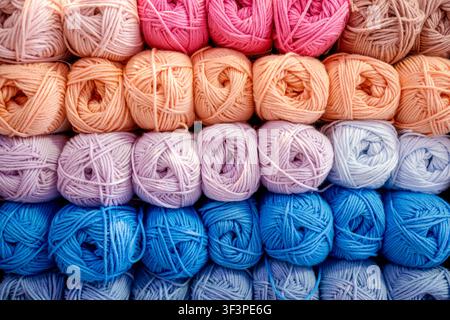 Des boules de laine colorées créant un fond à motifs pour les loisirs créatifs Banque D'Images