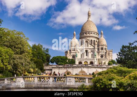 Vue de la basilique du Sacré-Cœur de Montmartre depuis le bas de la colline à Paris, France Vue de la basilique du Sacré-Cœur de Montmartre depuis le bas de la colline à Paris, F Banque D'Images