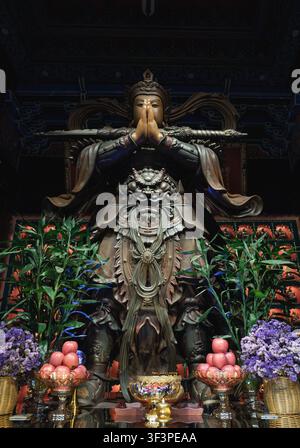 Chongqing, Chine - 11 juin 2026 - Une sculpture de temple complexe de Wei Tuo (Bodhisattva Skanda), un puissant protecteur du Dharma bouddhiste chinois. Capturée Banque D'Images