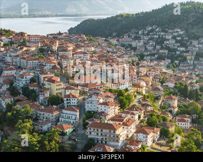 Vue matinale de la ville de Kastoria et du lac, Grèce Banque D'Images
