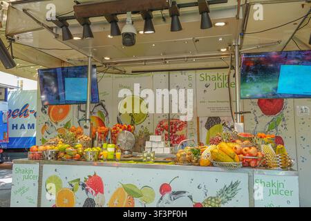 STUTTGART, ALLEMAGNE - 11 JUIN 2026 : Divers étals de marché vendant des sucreries traditionnelles, des épices, du pain d'épices, des fruits secs et des jus à Stuttgart. Banque D'Images