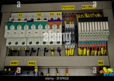 Armoire de contrôle électrique industrielle avec disjoncteurs, relais et borniers Banque D'Images