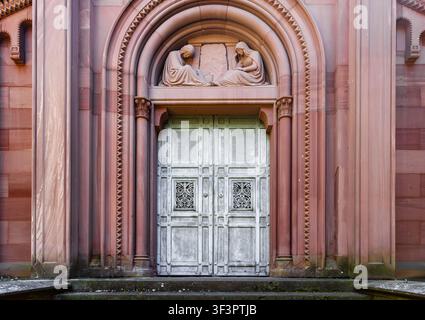 Frankfurt, Allemagne – 15 mai 2026 : Vue détaillée du portail du mausolée de Reichenbach-Lessonitz avec porte à motifs historiques et bas-relief au cimetière Banque D'Images