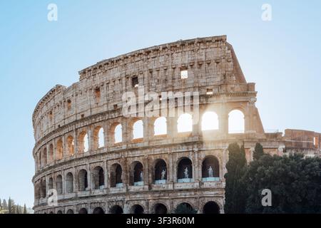 Belle vue matinale du Colisée illuminé par les rayons du soleil, Rome, Italie Banque D'Images