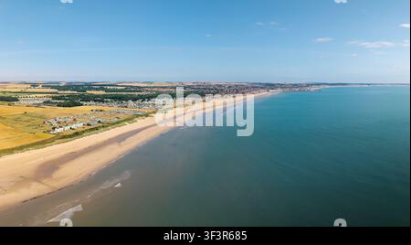Paysage panoramique aérien grand angle depuis les hauteurs avec la côte est du Yorkshire dans la zone de The South Beach à Bridlington par une belle journée d'été Banque D'Images