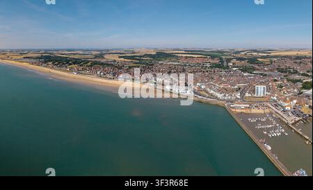 Paysage panoramique aérien en grand angle depuis les hauteurs de la ville et du port de Bridlington avec la plage Sud et le Bridlington Spa par un bel été Banque D'Images