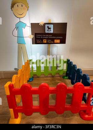 Espace de jeu pour enfants à l'intérieur du Terminal 4 de l'aéroport Adolfo Suárez Madrid–Barajas, Madrid, Espagne. Banque D'Images