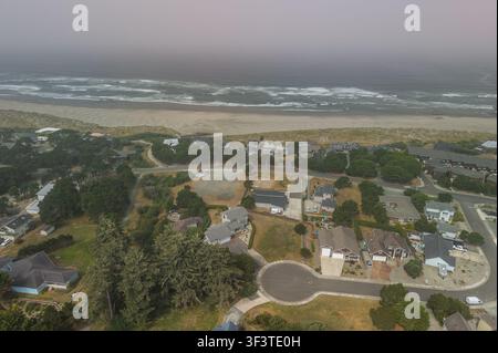 Bandon Oregon Immobilier côtier Vue aérienne par temps brumeux Banque D'Images