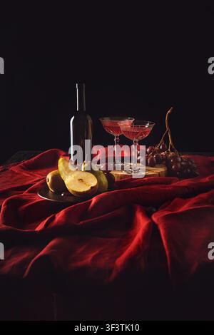 Nature morte avec vin, poires et raisins rouges Banque D'Images