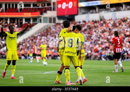 EINDHOVEN, PAYS-BAS - 25 JUIN : Thiam Cheickh du Villarreal CF, Gerard Moreno du Villarreal CF, Georges Mikautadze du Villarreal CF et Alberto Moleiro du Villarreal CF célèbrent le premier but de leur équipe lors du match amical de pré-saison entre le PSV et le Villarreal CF au Philips Stadion le 25 juillet 2026 à Eindhoven, Pays-Bas. (Photo de Rene Nijhuis) Banque D'Images