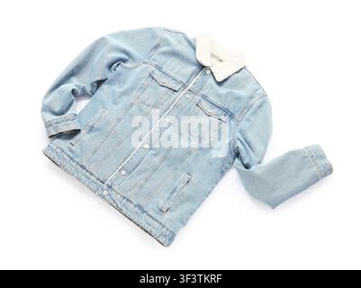 Veste en jean bleu clair avec doublure et col en sherpa blanc, mode vestimentaire décontractée, isolée sur fond blanc Banque D'Images