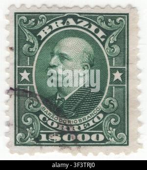 BRÉSIL - 20 avril 1913 : timbre-poste vert profond de 1000 reis représentant un portrait en trois-quarts du Baron de Rio Branco, vêtu d'une veste de costume et arborant une moustache proéminente, encadré dans une forme ovale. Des volutes d'acanthe élégantes et des étoiles à cinq branches ornent la bordure environnante. José Maria da Silva Paranhos Júnior, le Baron de Rio Branco (1845–1912), était un éminent diplomate, avocat, historien et homme d'État brésilien. Largement vénéré comme le patron de la diplomatie brésilienne, il a défini les frontières modernes du Brésil par des négociations pacifiques, assurant ainsi au pays de vastes territoires Banque D'Images