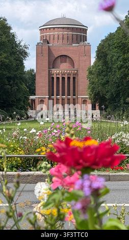 Le planétarium de Hambourg dans le Stadtpark du quartier de Winterhude, district de Hambourg-Nord, au premier plan une prairie de fleurs sauvages sur l'Otto-Wels-Straße. Le planétarium est le théâtre astronomique le plus visité d'Allemagne, il a été construit en 1930 dans un ancien château d'eau, Hambourg, 25 juillet 2026 *** Le planétarium de Hambourg dans le Stadtpark du quartier de Winterhude, district de Hambourg-Nord, au premier plan se trouve une prairie de fleurs sauvages sur l'Otto-Wels-Straße. Le planétarium est le planétarium le plus visité d'Allemagne, il a été construit en 1930 dans un ancien château d'eau, Hambourg, 25 juillet 2026 Banque D'Images