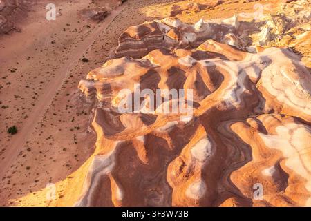 Photographie aérienne de formations de grès colorées façonnées par l'érosion, créant des motifs tourbillonnants et un fond texturé frappant de désert dans l'Utah, États-Unis Banque D'Images