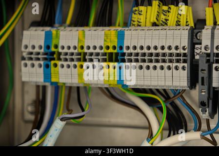 gros plan de bornes électriques industrielles et connexions à vis dans un panneau de contrôle. Banque D'Images