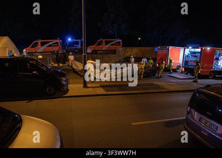 26 juillet 2026, Berlin, Berlin, Allemagne : des véhicules de police et d'urgence restent déployés dans le centre de Berlin tôt dimanche 26 juillet 2026, après qu'un véhicule a foncé dans une foule près des célébrations de clôture de la Journée Christopher Street tard samedi soir, tuant une personne et blessant au moins 16 autres. Des officiers de police fédérale allemands lourdement armés portant des fusils sont vus en position au Potsdamer Platz, tandis qu'une présence policière et d'urgence accrue est visible autour de la Porte de Brandebourg et près de la scène dans le Tiergarten. Le véhicule a frappé plusieurs personnes avant de s'écraser contre un arbre, et la police a déclaré que le conduc Banque D'Images