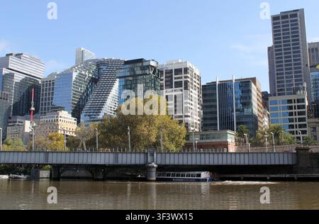 Le pont historique de Sandridge sur la rivière Yarra avec la tour Collins Arch et la skyline du centre-ville de Melbourne, Victoria, Australie Banque D'Images