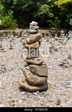Pierres empilées les unes sur les autres formant une tour. Piles de pierres sur une rive de rivière Banque D'Images