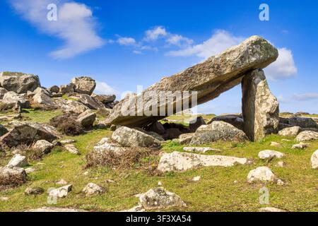 Coetan Arthur, dolmen néolithique sur St David's Head sur la côte du Pembrokeshire, Pays de Galles, jour ensoleillé, ciel d’un bleu profond. Banque D'Images