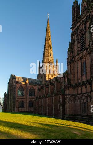 Soleil d'hiver sur le flèche principale de la cathédrale de Lichfield, une église médiévale dans le Staffordshire, en Angleterre Banque D'Images