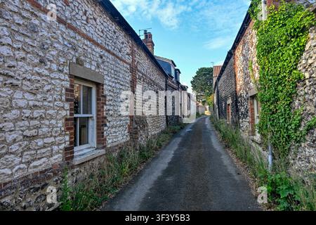 Cottages construits en clunch (craie stratifiée) le long d'une ruelle étroite à Brancaster, Norfolk, Royaume-Uni Banque D'Images