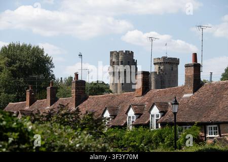 Château de Warwick et cottages à Bridge End, Warwick, Warwickshire, Angleterre, Royaume-Uni Banque D'Images
