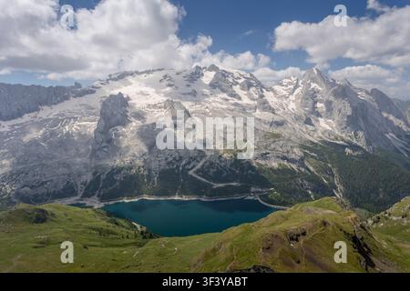 Majestueuse chaîne de montagnes des Dolomites aux sommets enneigés avec un lac alpin turquoise Banque D'Images
