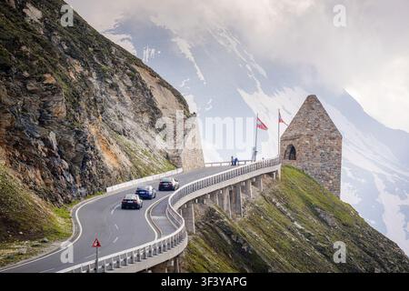 Voitures roulant sur la route alpine du Hochwurzel à Grossglockner avec paysage montagneux Banque D'Images