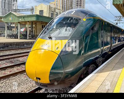 Cardiff, Pays de Galles, Royaume-Uni - 14 mai 2026 : Train à grande vitesse de classe 800 au quai 2 de la gare centrale de Cardiff. Le train est exploité par Great Western Banque D'Images