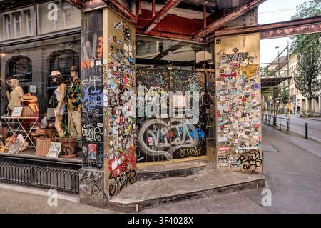 Façade de magasin couverte de graffitis sous le viaduc du tramway à Zurich, Suisse. Banque D'Images