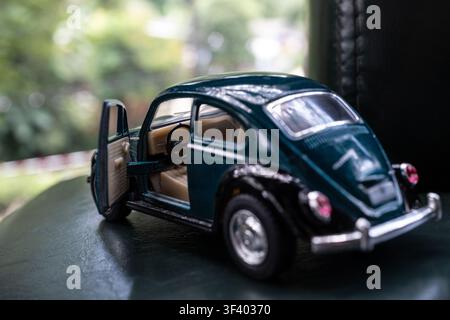 Chiang Mai, Thaïlande - 25 juillet 2026 : Vue latérale d'une voiture miniature en diecast Volkswagen Beetle vert foncé avec porte ouverte, mettant l'accent sur le volant Banque D'Images