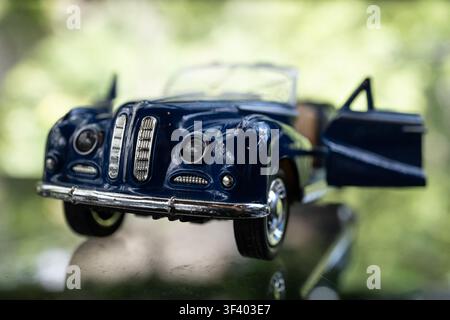 Chiang Mai, Thaïlande - 25 juillet 2026 : Vue avant rapprochée d'une voiture miniature classique en métal de type cabriolet avec grille chromée et porte ouverte Banque D'Images